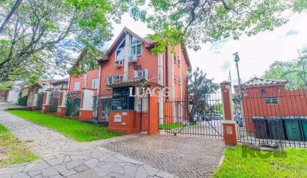 Casa em condoínio com 3 dormitorios, 2 suítes e  duas vagas de garaem no  bairroTeresópolis