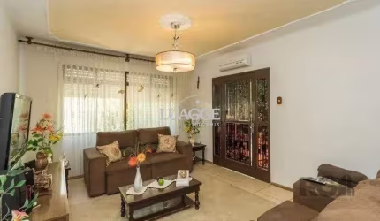 Casa de 3 dormitórios no bairro Jardim Carvalho