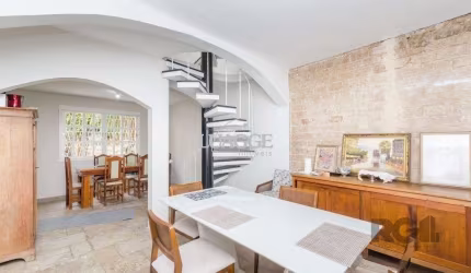 Casa de 4 dormitórios no bairro Três Figueiras