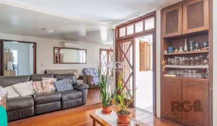 Casa com 4 dormitórios no bairro Gloria