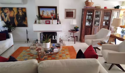 Venda casa em condomínio semi-novo com 330 metros quadrados privativos, 3 suítes, sendo 2 imensas e uma delas com lareira, lavabo, churrasqueira, terraço, piscina