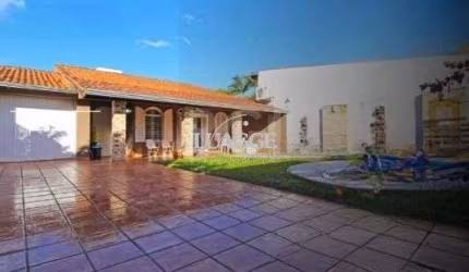 Casa para Venda - 374m², 4 dormitórios, sendo 1 suites, 3 vagas - Guarujá