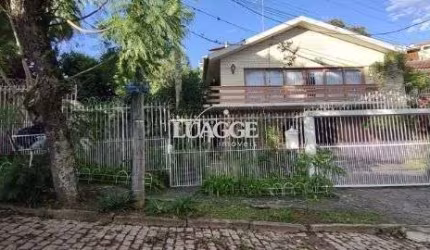 Casa em Porto Alegre, no bairro Jardim Isabel, com 5 dormitório(s), e 5 banheiros, à venda.