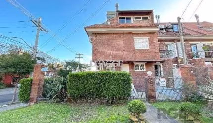 Casa em Porto Alegre, no bairro Tristeza, com 3 dormitório(s), e 3 banheiros, à venda.