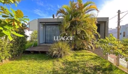 Casa em Porto Alegre, no bairro Guarujá, com 2 dormitório(s), e 2 banheiros, à venda.
