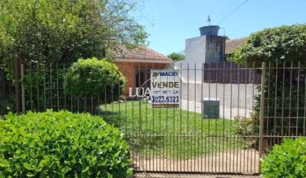 Casa em Porto Alegre, no bairro Vila Nova, com 2 dormitório(s), e 2 banheiros, à venda.