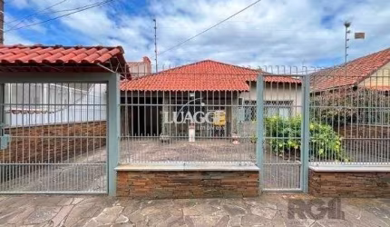 Casa em Porto Alegre, no bairro Guarujá, com 5 dormitório(s), e 5 banheiros, à venda.