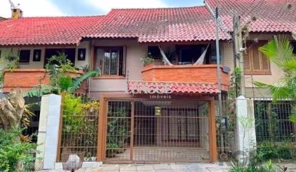 Casa em Porto Alegre, no bairro Guarujá, com 3 dormitório(s), e 3 banheiros, à venda.