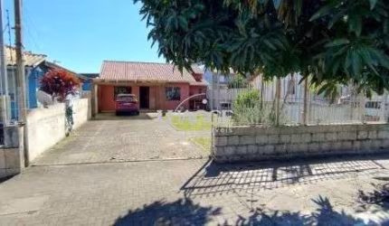 Casa em Porto Alegre, no bairro Camaquã, com 2 dormitório(s), e 2 banheiros, à venda.