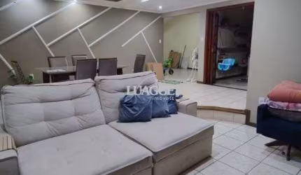 Casa em Porto Alegre, no bairro Vila Nova, com 4 dormitório(s), e 4 banheiros, à venda.