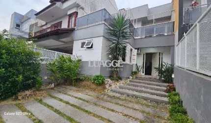 Casa em Porto Alegre, no bairro Hípica, com 3 dormitório(s), e 3 banheiros, à venda.