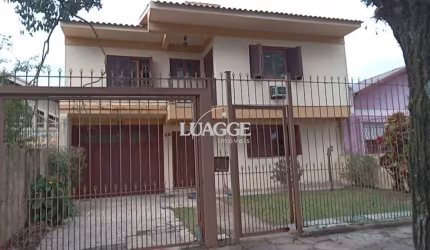Casa 03 dormitórios, com páteo