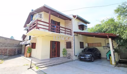 Duas casas em meio a muita natureza