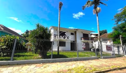 Casa com 351,60m2 de área construída em propriedade de 743m2 no Bairro Jardim Carvalho.