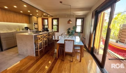 CASA ESPETACULAR EM PETRÓPOLIS - 3 SUÍTES + 2 BANHEIROS - GARAGEM PARA 4 CARROS - CÓD. RP390775