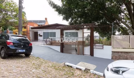 Casa para Venda - 454.7m², 5 dormitórios, sendo 1 suites, 8 vagas - Teresópolis