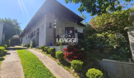 Casa em lindo terreno alto ao nível da rua medindo 10 × 32 onde consta uma residência térrea com 136m2 de área privativa,