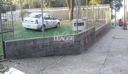 terreno com 2.500m² de área cercado com muro de concreto