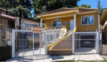 Sobrado à venda no Bairro Medianeira, reformado, 3 quartos, lareira, churrasqueira, 3 vagas