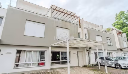 Casa impecável e mobiliada, com 3 niveis, possui 3 dormitórios sendo 1 suíte, 4 banheiros.