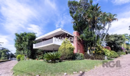 Casa com 724 m² privativos, 4 dormitórios sendo 4 suítes, 6 vagas sendo 3 cobertas
