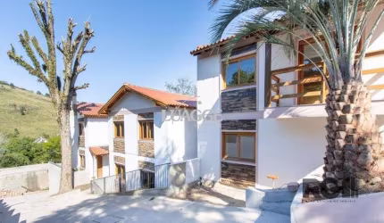 Casa de Condomínio em Cascata