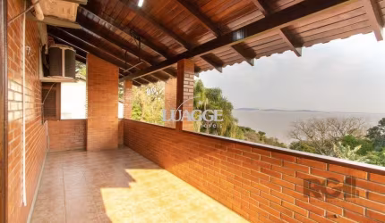Casa para Venda - 220m², 3 dormitórios, sendo 2 suites, 5 vagas - Espirito Santo
