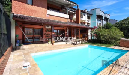 Casa com 4 dormitórios, sendo 1 suíte, com 2 vagas cobertas, no bairro Nonoai, Porto Alegre, RS