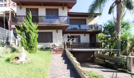 Casa a venda com 03 dormitórios, living 03 ambientes com vista para o Rio.