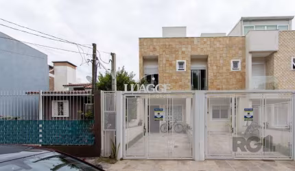 Sobrado com dois andares e área de terraço,