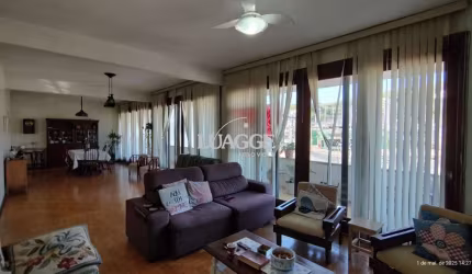 Apartamento de 4 dormitórios, 2 suítes, living amplo e arejado com sacada.
