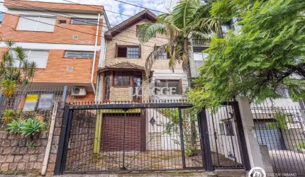 Casa para Venda - 330m², 4 dormitórios, sendo 3 suites, 2 vagas - Petrópolis