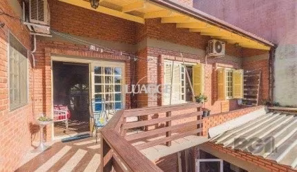 Casa sobrado na Lomba do Pinheiro com 4 dormitórios e 2 vagas