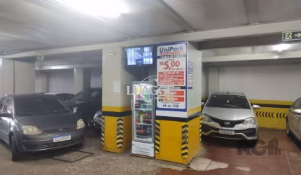 Vende pavilão, garagem de estacionamento para 100 carros, 2.400m² com salas para escritórios e depósito no centro de Porto Alegre