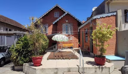 Casa para Venda - 142.8m², 4 dormitórios, 5 vagas - Teresópolis