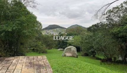 Oportunidade Única: Ampla Área de Terra com Três Casas e Piscina em Belém Velho
