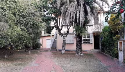 CASA EM 2 TERRENOS NO BAIRRO MEDIANEIRA