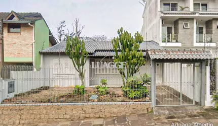 Casa térrea em frente a praça