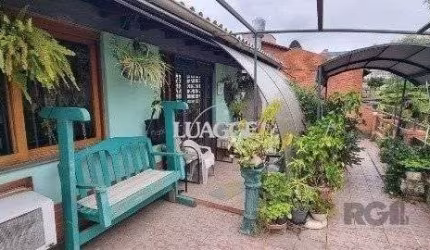 Vende-se ampla casa 6 quartos, 2 suítes, 5 vagas de garagem, churrasqueira e duas entradas individuais - 360m² - Chácara das Pedras