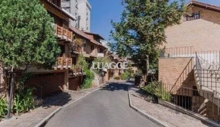 Vende-se ampla casa em condomínio com 3 quartos, suite master, sacada, perto da Encol - 292m² - Bela Vista