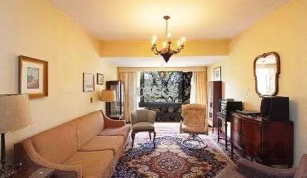 Vende-se amplo apartamento 3 quartos com suíte e 2 vagas no coração do Moinhos de vento, com 134m²