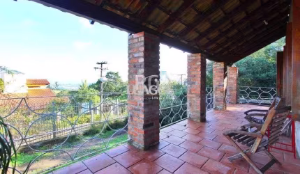 Casa para Venda - 269.06m², 4 dormitórios, sendo 2 suites, 5 vagas - Teresópolis