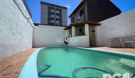 Casa mobiliada com 3 dormitórios e piscina.