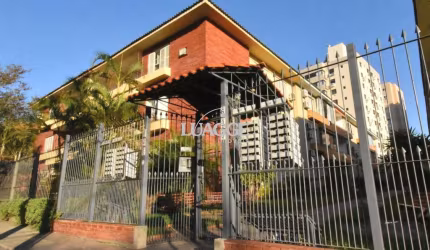 Apartamento de 3 dormitórios, sendo uma suite churrasqueira e sacada 85m2 bairro Menino Deus.