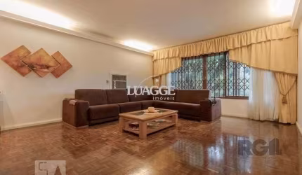 Casa com 04 dormitórios no Bairro Chacara das Pedras Porto Alegre