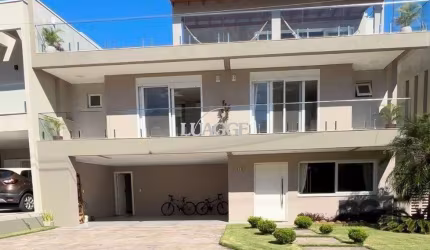 Casa em condomínio com 4 suítes, 4 vagas de garagem, pátio com piscina