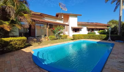 Casa térrea 3 dormitórios com piscina e edícula