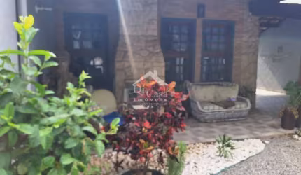 Casa linda térrea com suíte master no pavimento superior