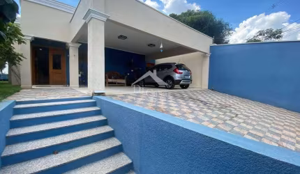 Casa térrea em Atibaia com 3 suítes - lazer com piscina e pomar