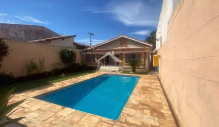 Casa térrea próximo a comércios com piscina